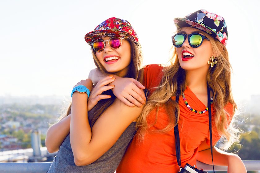 ۲ دختر با عینک آفتابی در حال ژست گرفتن برای عکاسی