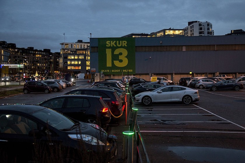 وجود ایستگاه‌های شارژ برای خودروهای الکتریکی در سراسر نروژ
خودروهای برقی در حال شارژ شدن