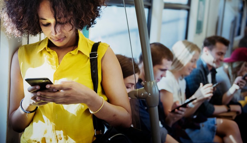سوشال مدیا و اثر زیگارنیک
خانم جوان در حال کار کردن با گوشی موبایل درون قطار مترو